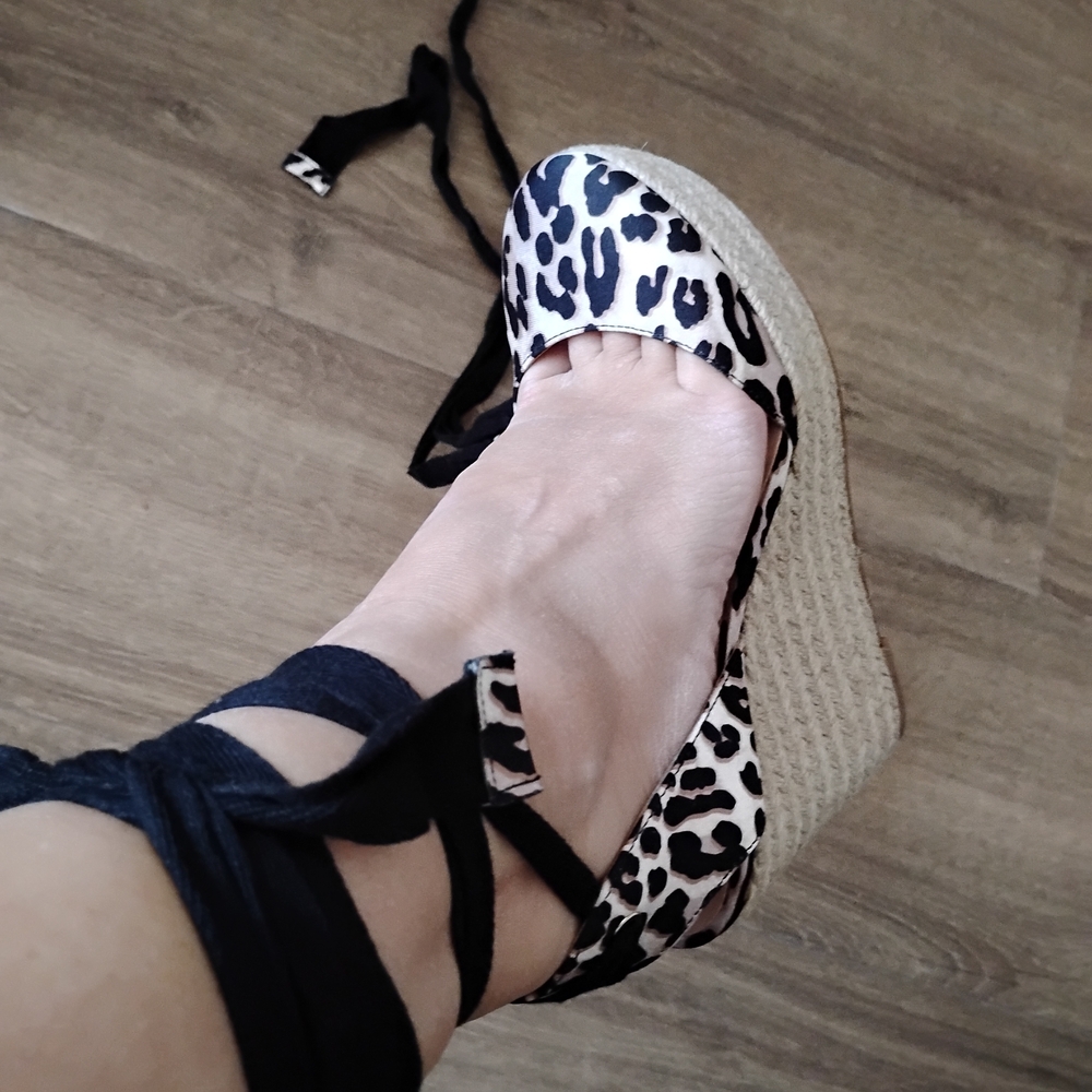 Jennifer Lopez Leopard Print Heels with Black Ties Size 6